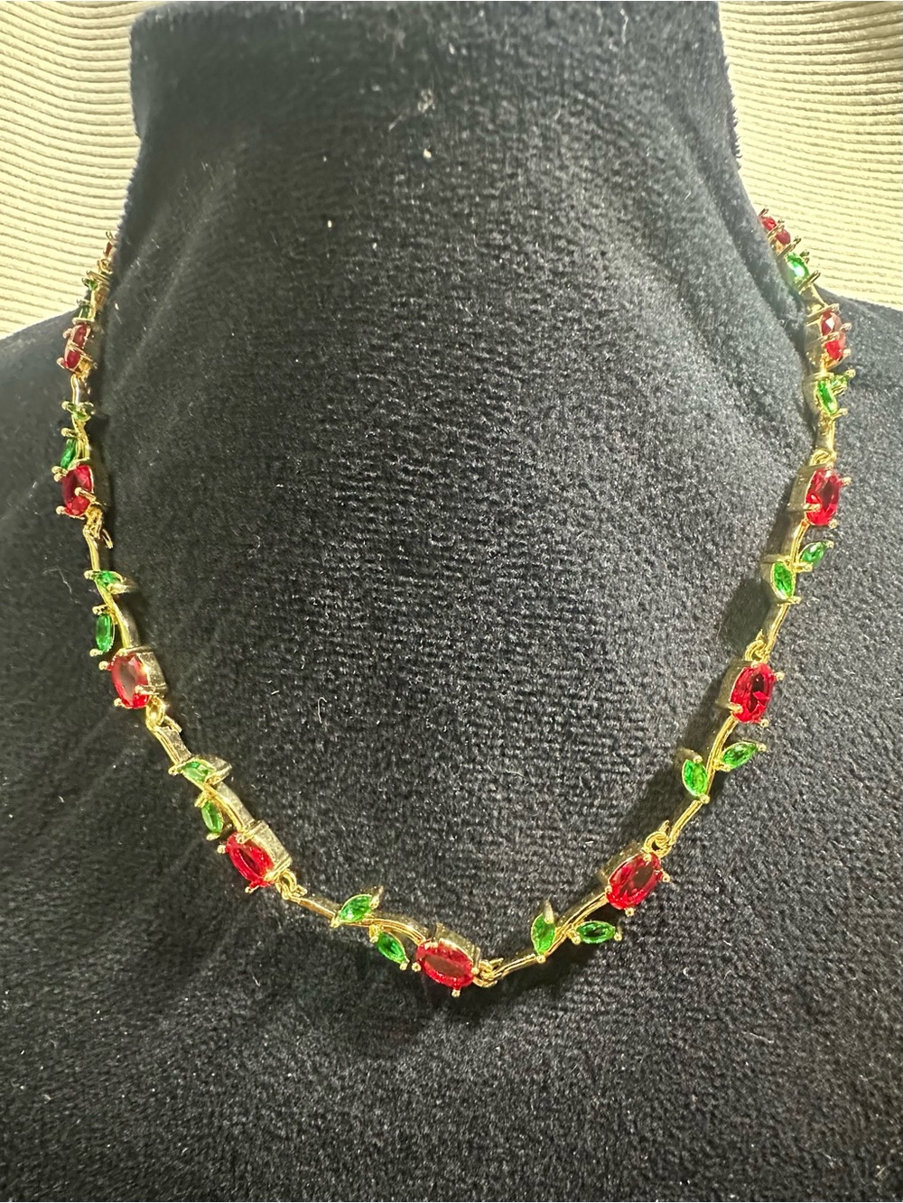 Lovely Interlocking Rose Glass Rhinestone Choker Necklace